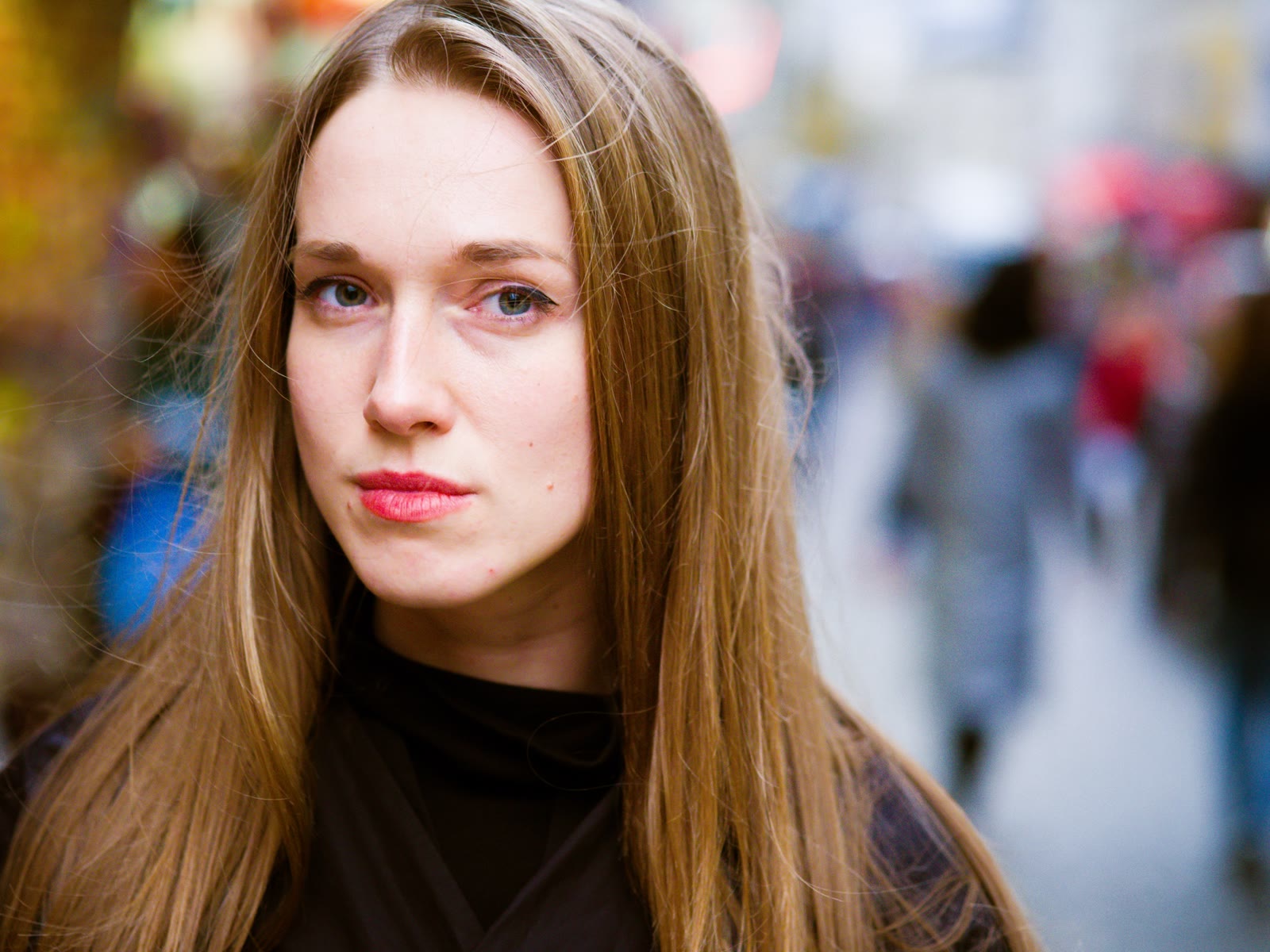 Close portrait on a Paris boulevard