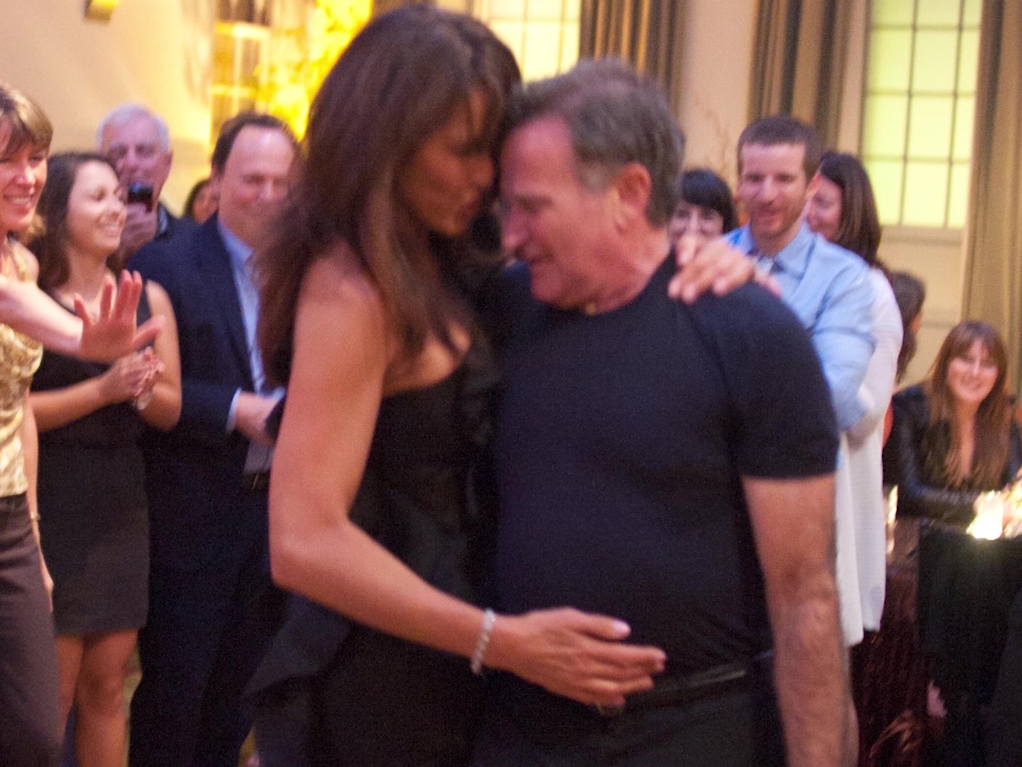 Robin Williams dancing, forehead to forehead with Susan Schneider Williams